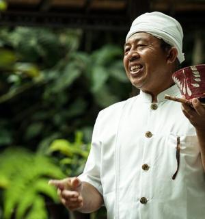 一名身穿厨师服的男子手捧碗