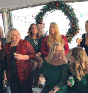 skupina žen pózujících pro fotografii na večírku