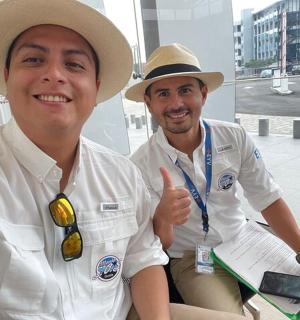 两个戴着帽子的男人坐在一起