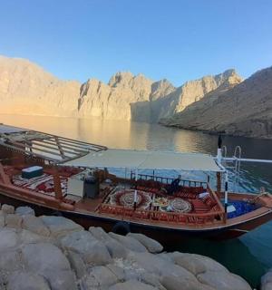 一艘船停在水中，旁边是一些岩石