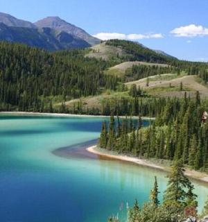 pohled na modré jezero v horách