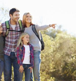 rodina pózující pro fotografii v lese