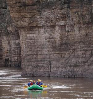 grupp inimesi, kes sõidavad parvel vees