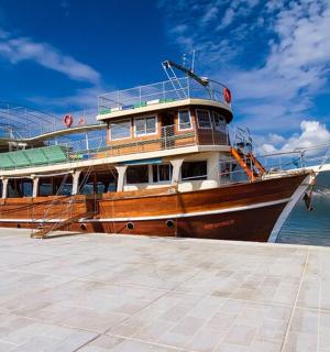 一艘船停靠在码头旁边