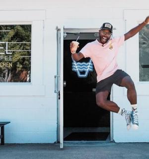 一名男子在门前跳起来