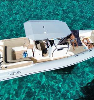 ein kleines weißes Boot, das im Wasser schwimmt