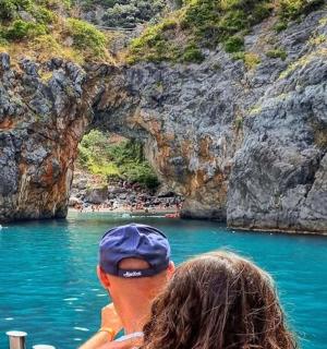 skupina lidí na lodi v jeskyni