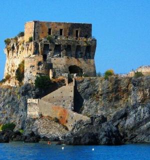 水中悬崖上的城堡