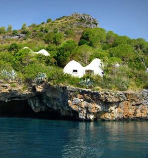 malá loďka ve vodě poblíž malého ostrova