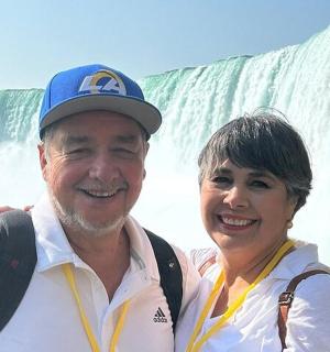 一名男子和一名女子站在瀑布前