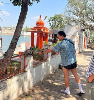 一名女子隔着篱笆喂鸟