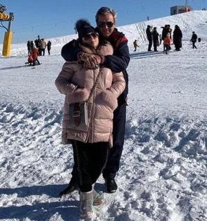 一名男子在雪地里抱着一名女子