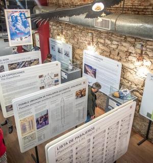 一群人站在房间里，手里贴着海报