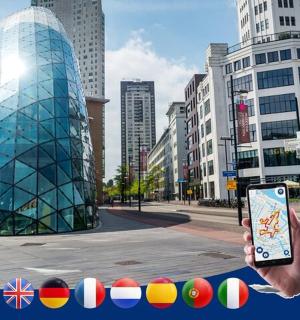 玻璃建筑前一只手拿着手机