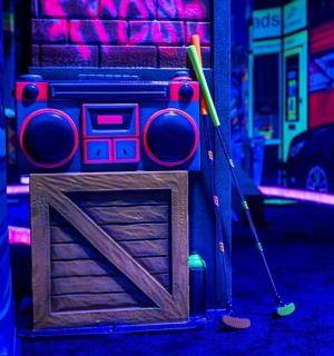 一辆警车和一辆警察