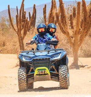 沙漠中的四轮车上的两个人