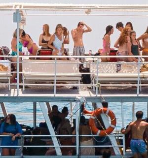 skupina lidí na lodi ve vodě