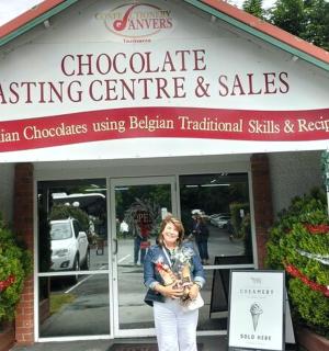 一名女子站在塔斯马尼亚购物中心前