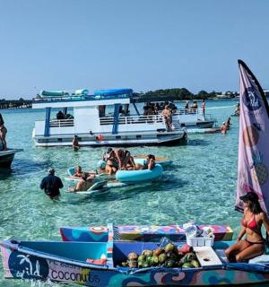 一群人在水中的船上