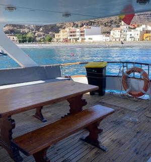 船甲板上的木凳