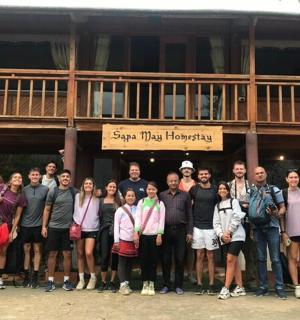 一群人站在一栋建筑物前