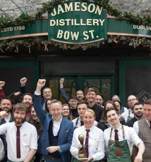 一群人站在一栋建筑物前