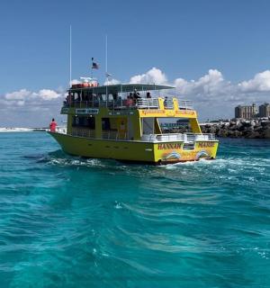 海洋中的一艘黄色小船