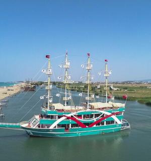 一艘大船停靠在海滩旁边