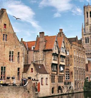 河边一座带有钟楼的建筑