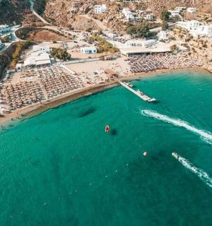 海滩鸟瞰图，水中停泊着船只