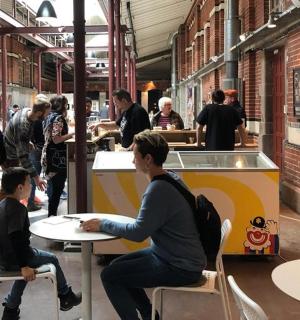 一群人坐在餐厅的一张桌子旁