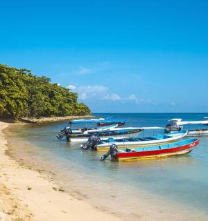 海滩上的一群船