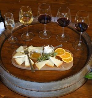 Una mesa con copas de vino y un plato de comida.