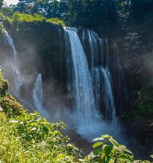 vodopád uprostřed lesa
