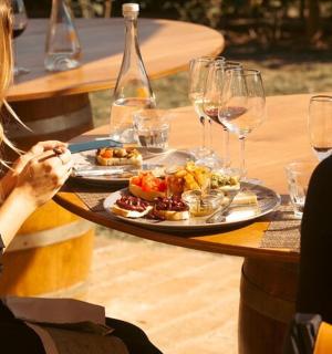 Dos mujeres sentadas en una mesa con un plato de comida