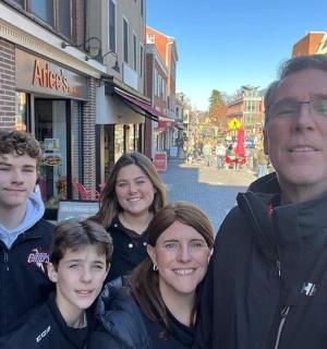 站在一群人旁边的男人