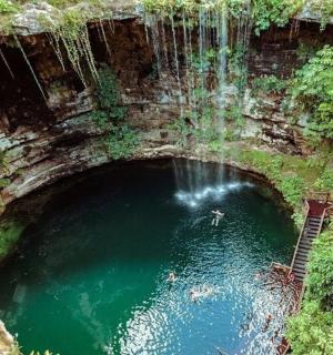 带瀑布的水池的鸟瞰图