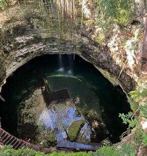 一名男子站在隧道内