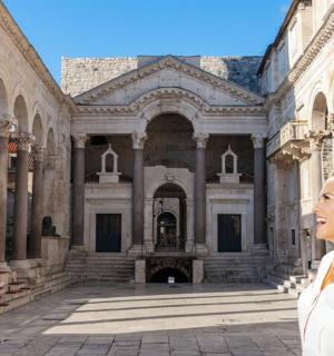 一名女子站在一栋建筑物前