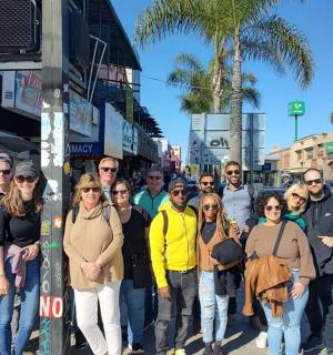 група људи позира за фотографију на улици