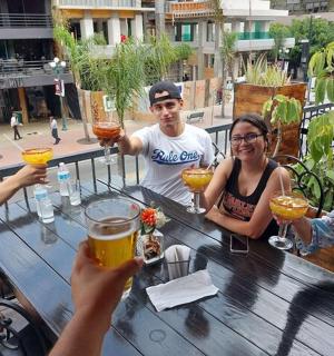 un grup de persones assegudes a una taula amb begudes