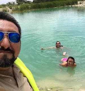 mężczyzna i dwie osoby w wodzie