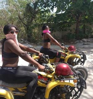 to kvinder kører motorcykel på en vej