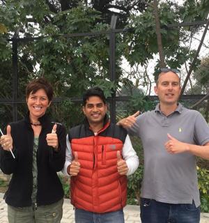 skupina tří lidí ukazuje palec nahoru