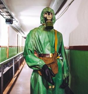 戴着防毒面具的人站在走廊里