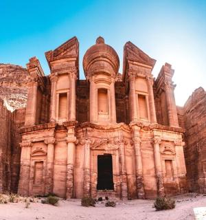 山中的一栋老建筑