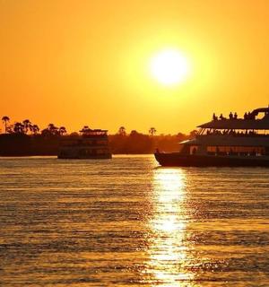 日落时分水面上的渡船