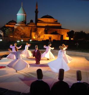 一群人在建筑物前跳舞