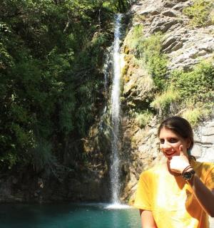 žena stojící před vodopádem