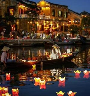 晚上,一对夫妇在水上的船上